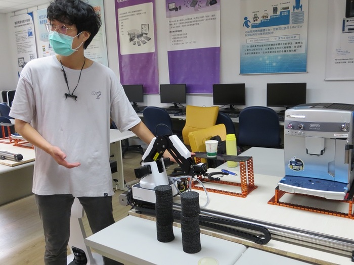 機器人泡咖啡系統教育訓練圖片