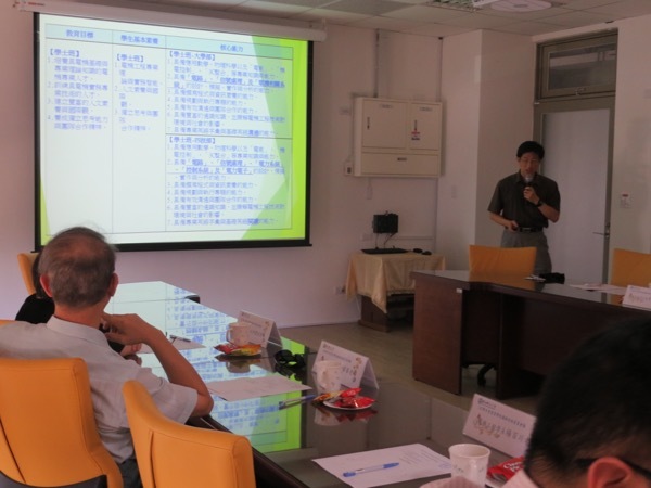 103 學年度院課程諮詢委員會議圖片