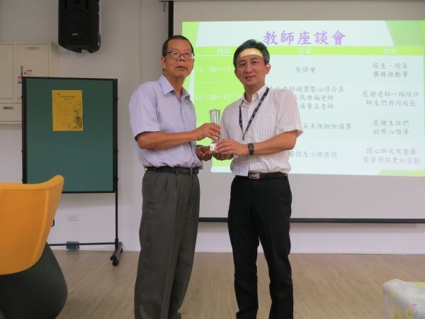 105-2 教師座談會圖片