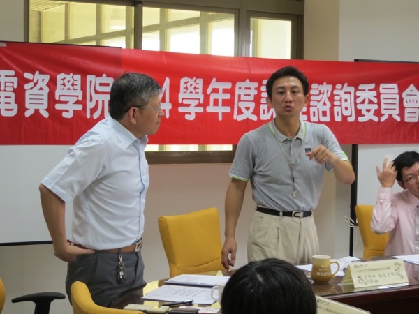 104 學年度院課程諮詢委員會議圖片